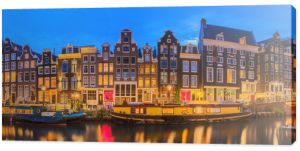 Rzeka Amstel, kanały i nocny widok na piękne miasto Amsterdam. Holandia