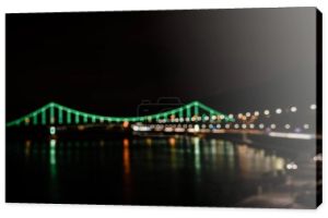 oświetlony most niewyraźne światła w nocy