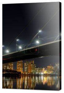 Most, odbicie na rzece i oświetlone domy w nocy