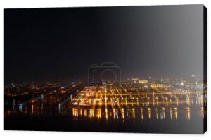 widok na spokojną panoramę miasta z podświetlanymi budynkami nocą