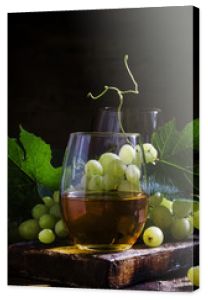 Wino i winogrona, staromodna martwa natura, selektywne skupienie