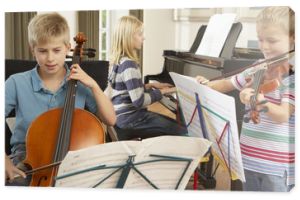 Dzieci grające na instrumentach muzycznych w domu
