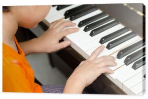 mały chłopiec grający na pianinie
