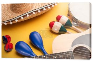 Instrumenty muzyczne i meksykańskie sombrero na żółtym tle