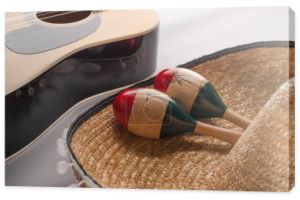 Close up widok drewnianych marakas na sombrero i gitara akustyczna na białym tle