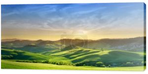 Sielankowy widok, zielone wzgórza Toskanii w świetle zachodzącego słońca