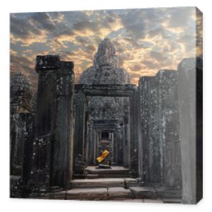 Angkor Wat, Siem Reap, Kambodża - Kamienna głowa na wieżach świątyni Bayon z posągiem Buddy przy wejściu