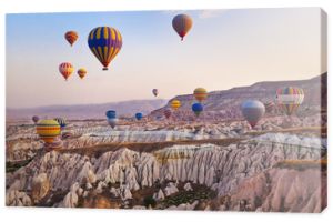 Balon na ogrzane powietrze przelatujący nad Kapadocją, Turcja
