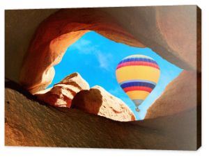 Balony na ogrzane powietrze latające nad górami w Kapadocji