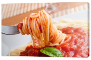 spaghetti z sosem pomidorowym