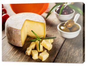 Tradycyjny włoski ser na drewnie