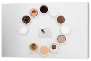 górny widok czarnej i mlecznej kawy w filiżankach w pobliżu fasoli i kostek cukru na białym