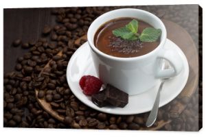 smakowa gorąca czekolada w filiżance na tle ziaren kawy