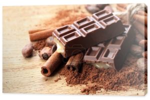 Skład czekolady słodycze, kakao i przyprawy na drewniane tła
