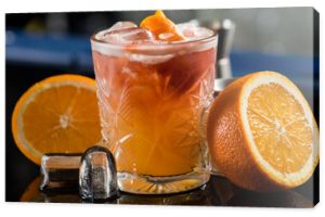 Świeży koktajl z pomarańczą i lodem. Dri alkoholowy, bezalkoholowy