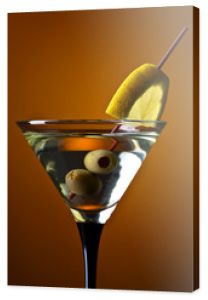 martini z cytryną i zielonymi oliwkami