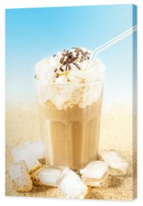 Frappe - mrożona kawa na tle plaży