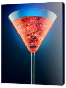 Kieliszek czerwonego martini na pięknie lśniącym na niebieskim tle