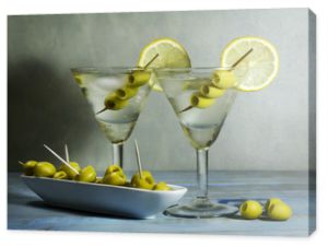 Martini z oliwkami, cytryną i lodem