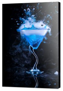 niebieski koktajl z rozbryzgami i parą lodu