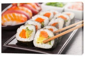 kawałki sushi z pałeczkami