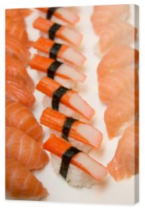 Rolki sushi na białym talerzu.
