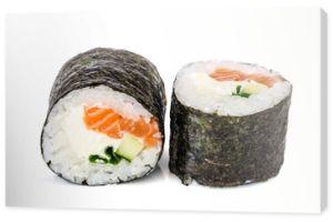 Maki sushi, dwie rolki na białym tle