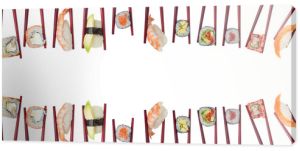 Wiele różnych sushi i bułek w pałeczkach na białym tle