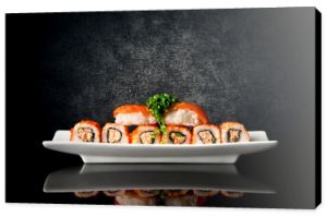 Sushi i bułki w talerzu