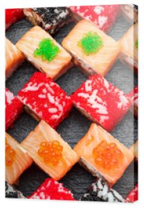 Sushi roll na kamiennej płycie. Kuchnia japońska.