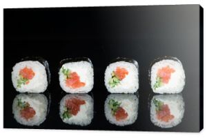 zbliżenie sushi z łososiem i ogórkiem na ciemnym tle