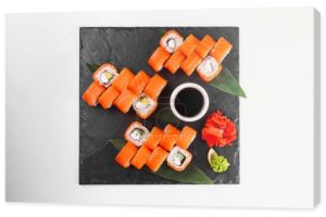 sushi na białym tle