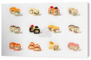 Duży zestaw różnych rodzajów sushi maki na neutralnym tle światła
