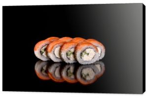 Świeże bułki sushi przygotowane z najlepszych odmian ryb i owoców morza. Kuchnia japońska
