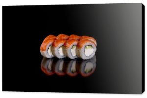 Świeże pyszne sushi bułki na ciemnym tle. Elementy kuchni japońskiej