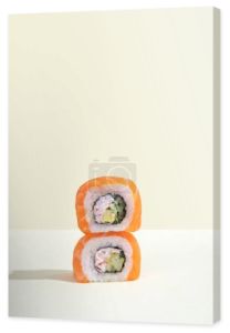 Para japońskiego sushi łososiowego, smocze bułki na jasnożółtym tle. Sztuka pop. Smaczne przekąski pałeczki. Tradycyjna żywność azjatycka