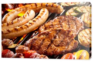 Różne mięsa i warzywa na gorącym grillu