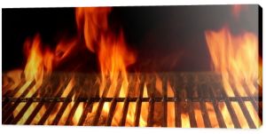 Pusty grill z gorącym płonącym węglem drzewnym z jasnym płomieniem Isol