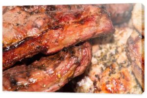 Zbliżenie zaprawiony wieprzowe kotlety i steak z baraniny gotowane na grill Grill węglowy.