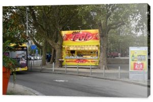 LIEGE, WALLONIA, BELGIA - WRZESIEŃ 2023: Typowy belgijski friterie sprzedaje szybkie usługi na wynos fast food z przyczepy