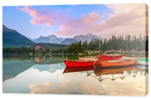 Piękne, wysokie góry, wokół jeziora niesamowicie magicznych z czerwonej łodzi i kajaków na dzień wiosny. Szczyrbskie Jezioro, Słowacja, Tatry.
