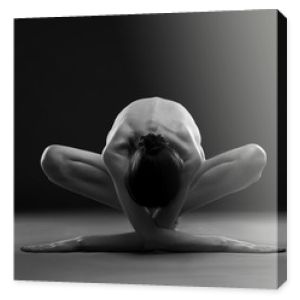 Naga joga. Piękne seksowne ciało młodej kobiety na czarnym tle