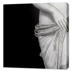 Marmurowe linie ciała młodej nagiej rzymskiej kobiety na czarnym tle