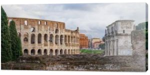panoramiczne uprawy starożytnego Koloseum w pobliżu historycznych budynków 