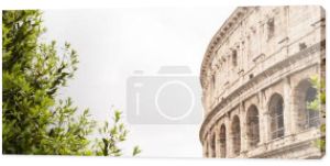 Rzym, Włochy-28 czerwca 2019: panoramiczny strzał starych ruin Koloseum