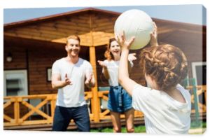 dziewczynka gry w siatkówkę z rodzicami na ogród