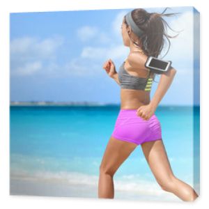 Dopasuj kobieta działa ćwiczenia cardio na tropikalnej plaży latem. Nie do poznania sportowiec biegacz jogging intensywne noszenie uchwytu na opaskę na telefon do motywacji muzycznej do słuchania w aplikacji na smartfona.