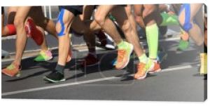 Nogi maratończyka biegającego po drodze miejskiej