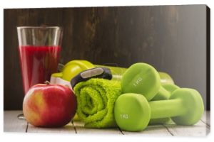 Fitness i diety koncepcja: hantle, świeży czerwony koktajl, jabłko