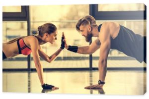 Mężczyzna i kobieta robi deski ćwiczenia 